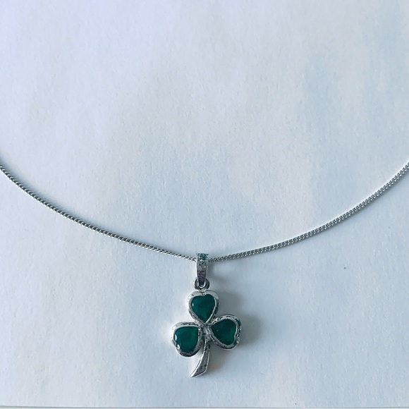 925 Sterling Silver and Emerald Green Gem Stone Lucky Clover Good Luck Charm - Picture 2 of 4